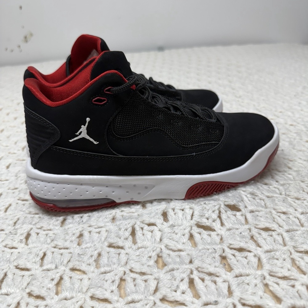 Air Jordan Max Aura 2 GS Sneakers Size 5Y Black Red Gym Jordans shoe CN8094-016